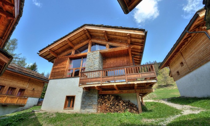 Plan Peisey Ski Chalet | Mountain View Chalet with Kitchen and Breakfast Included