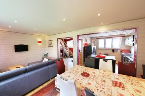 Xonrupt-Longemer Ski Chalet | Discover Chalet en Couleurs: Family-Friendly Retreat