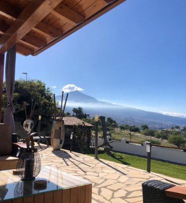 La Quinta House | Beautiful Chalet en La Quinta with Ocean View & Pool