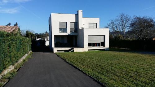 Distrito Rural Este House | Inviting Chalet en Somió with Independent Estate for Families