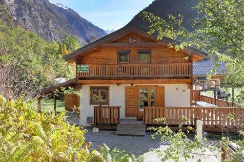 Venosc Ski Chalet | Scenic Chalet Enchanteur in Venosc with Jacuzzi & Pets Welcome