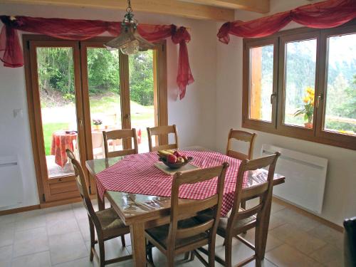 Chamoson Ski Chalet | Chalet L'Escapade: Family-Friendly Getaway with 4 Stars