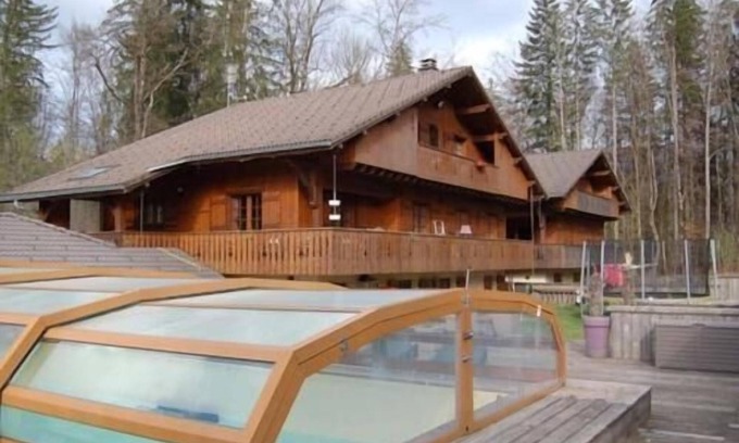 Morillon House | Chalet Esprit: Family-Friendly Getaway with Pool & Spa