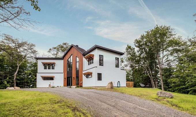 La Conception Ski Chalet | Chalet Everest - few minutes from Mont-Tremblant with hot tub