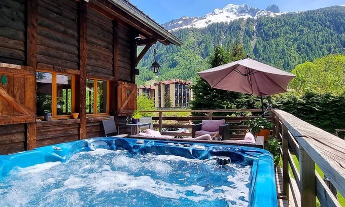 Argentiere Ski Chalet | Chalet Falcon: Inviting Getaway with Hot Tub & Spa Amenities