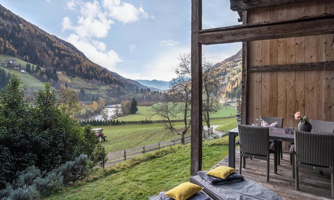 San Martino in Passiria House | Chalet “Ferienhaus im Stadl”: Scenic Views & Spa Amenities