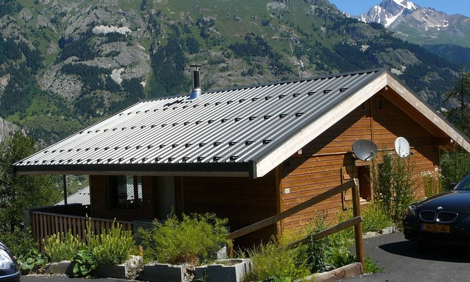 Villarodin-Bourget Ski Chalet | Cozy Chalet for 5 with Pool and Breakfast - Guest Rated 9.8