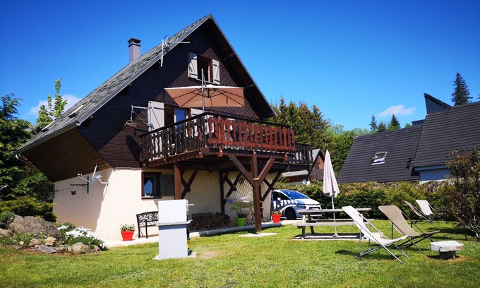 Besse-et-Saint-Anastaise Ski Chalet | Chalet Besse: Top-Rated Retreat with Lake Views & Free WiFi