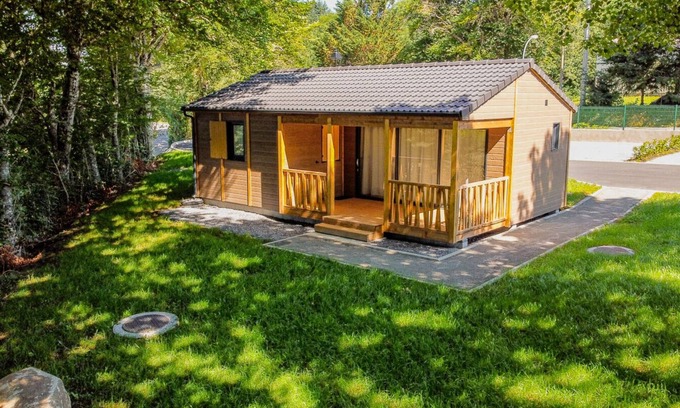 Les Martys Ski Chalet | Pet-Friendly Chalet with Pool & Lake Views - Rated 9.2/10