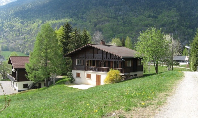 Saint-Jean-de-Sixt Ski Chalet | Tranquil Chalet Gîte: Pool, Breakfast & Top-Rated Comfort