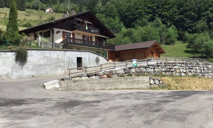Chevenoz Ski Chalet | Relax at Gîte Chevenoz: Mountain Views & Private Terrace