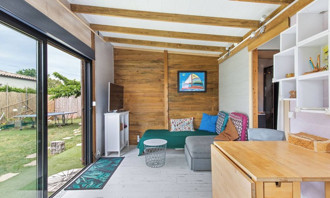 Le Grau-dʼAgde House | Indulge in Gite La Cabane Du Sud with Oceanfront Views