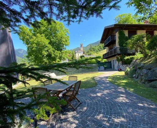 Locca Ski Chalet | Pet-Friendly Chalet Giulia: Family Retreat Awaits