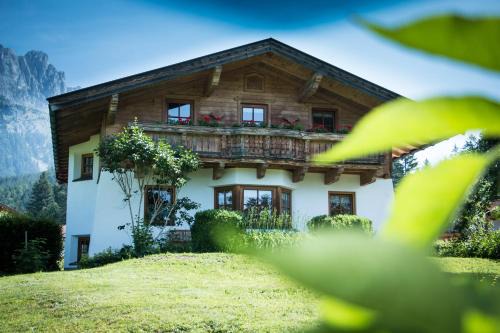 Ellmau Apartment | Experience Comfort at Chalet Glücklich sein - 4 Star Retreat
