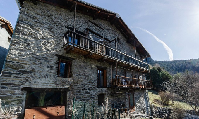 Saint-Andre Ski Chalet | Inviting Chalet 'Grand Vanoise' with Terrace, Wi-Fi & Spa
