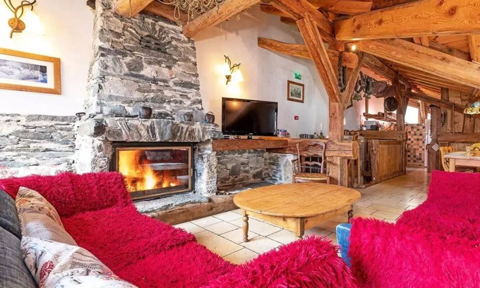 Nancroit Ski Chalet | Cozy Chalet Heart of Paradise with Spa and Breakfast Options