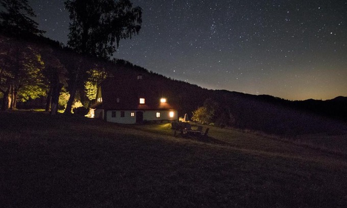 Lunz am See Ski Chalet | Relaxing Chalet Hinterbreiteneben with Hot Tub & Pet-Friendly Stay