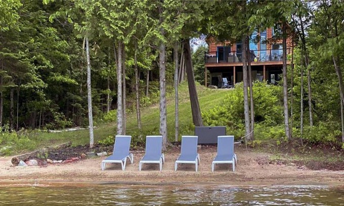 La Minerve Ski Chalet | Chalet Hummingbird on the Lake with Private Beach and Hot Tub