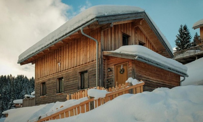 Annaberg im Lammertal Ski Chalet | Inviting Chalet in Annaberg-Lungötz with Pool & Hot Tub