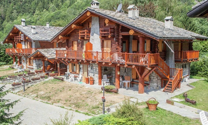 Antey-Saint-Andre Ski Chalet | Family-Friendly Belvilla by OYO Gran Becca Bilo Awaits