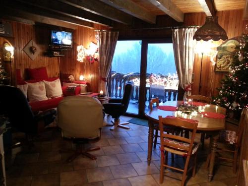 Hommert Ski Chalet | Charming Chalet with Scenic Views in Hommert for Families