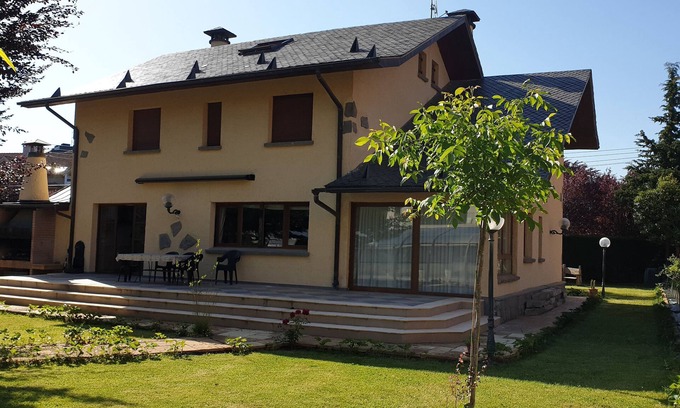 Jaca House | Experience Jaca: Ski Chalet with Private Pool & Spa