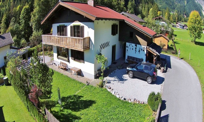 Ullach Ski Chalet | Cozy Chalet in Leogang: Family-Friendly with Breakfast Included