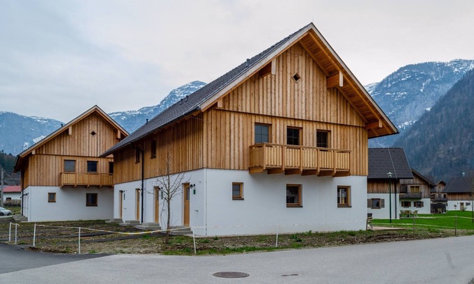 Obertraun Apartment | Relaxing Getaway at Hallstättersee with Spa and Pool