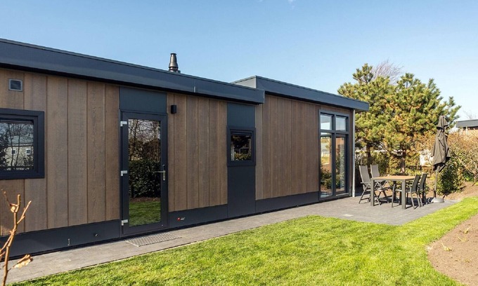 De Cocksdorp Ski Chalet | Relaxing Chalet with Infrared Sauna Steps from the Sea