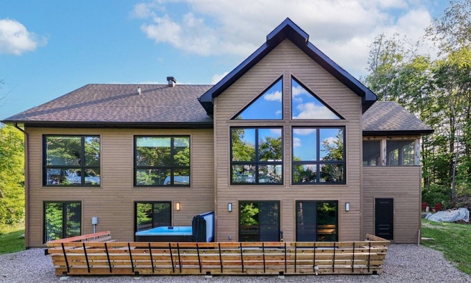 Saint-Faustin-Lac-Carre Ski Chalet | Mountain Retreat: Golf Course Access & Skiing Nearby