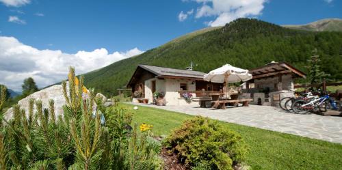 Livigno Ski Chalet | Charming Chalet in Via Dali Mina with Pool and Spa