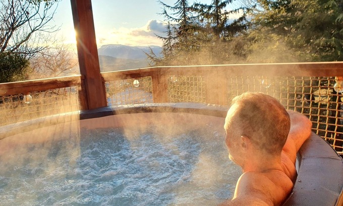 La Batie-Neuve Ski Chalet | Indulge in Comfort at Chalet Indépendant with Mountain Views
