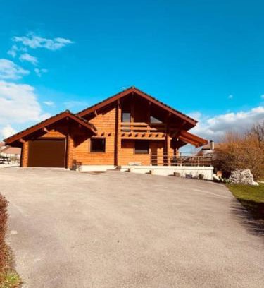 Onglieres Ski Chalet | Family-Friendly Chalet with 3 Bedrooms and Spacious Grounds