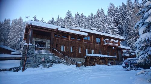 Arc-1600 Ski Chalet | Inviting Chalet Iseran: 4-Star Stay with Pet-Friendly Perks
