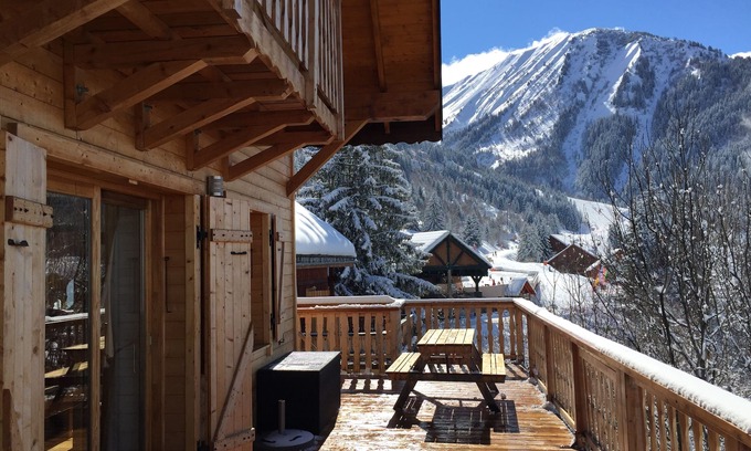Oz Ski Chalet | Chalet Jonquille: 6 Bedrooms & Outdoor Jacuzzi Oasis