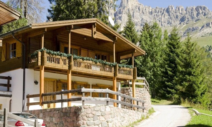 Carezza House | Chalet Karezza: Comfortable Pet-Friendly Holiday Retreat
