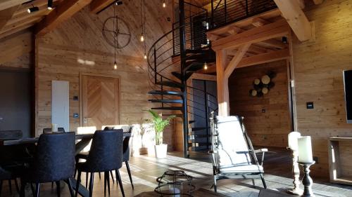 Villard-Reculas Ski Chalet | Discover Chalet l'Ardoisière: 4-Star Retreat with Hot Tub