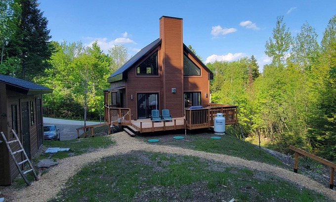 Sainte-Ann-des-Lacs Ski Chalet | Experience Chalet L'hêtre au Sommet: Ocean Views & Spa