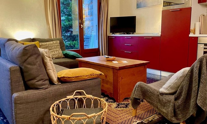Le Chinaillon Ski Chalet | Cozy Chalet la Barallette: Pet-Friendly Family Getaway
