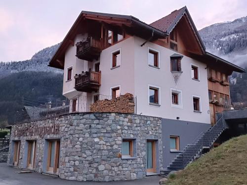 Valdisotto Apartment | Inviting Chalet La Rugiada: Oceanfront Retreat with Spa