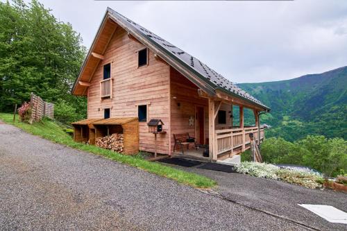 Allemond Ski Chalet | Chalet La Traverse: Family-Friendly Escape with Hot Tub