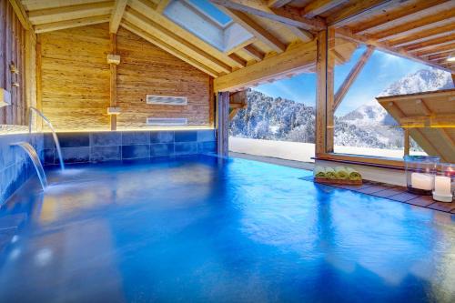 Les Clefs Ski Chalet | Elegant Chalet Ladroit: 5-Star Retreat with Ocean Views