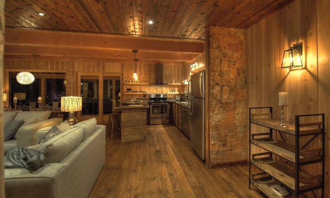 La Malbaie Cabin | Chalet Le Bouleaux: Family-Friendly Retreat with Dining Options