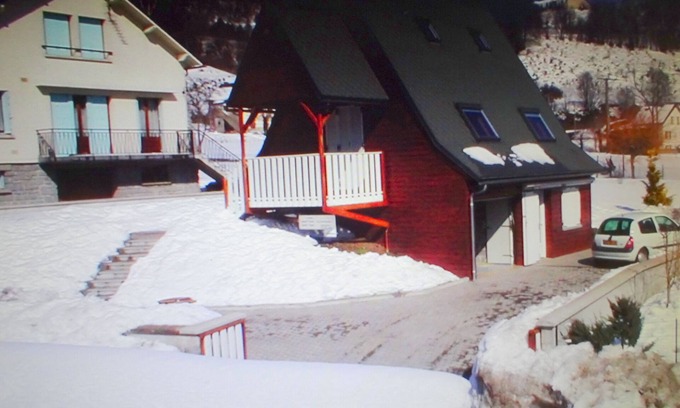Murat-le-Quaire Ski Chalet | Cozy Chalet 'Le Chardon' with Lake View & Pool Access