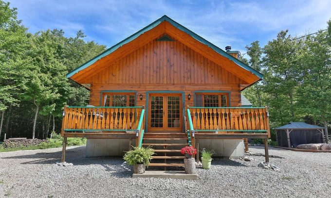 Chertsey Ski Chalet | Explore Chalet “Le Crépuscule”: Rated 10/10 with Hot Tub