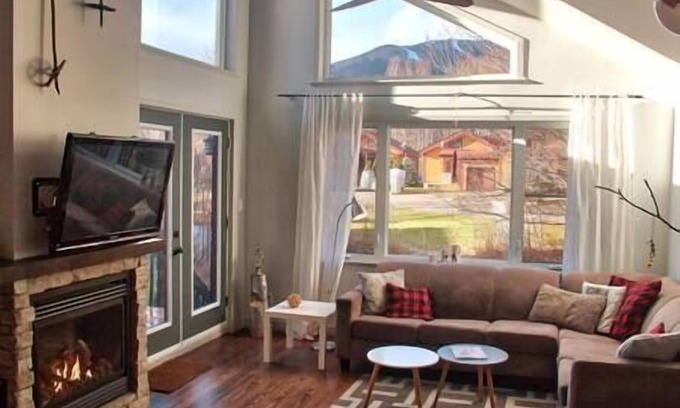 Beaupre House | Pet-Friendly Chalet Le Flocon at Mont-Sainte-Anne