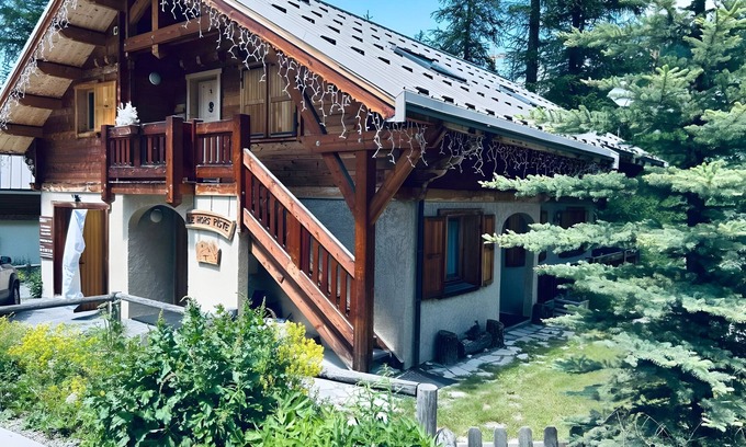 Les Claux Ski Chalet | Chalet 'Le Hors Piste' with Mountain View, Private Garden and Wi-Fi