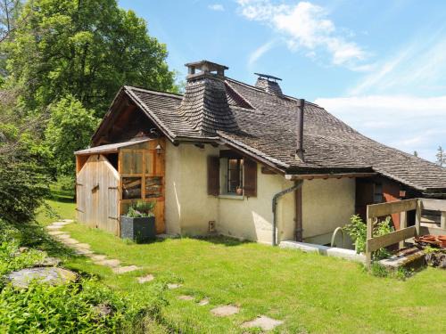 Caux Ski Chalet | Cozy Getaway at Chalet Le Revers - Pet & Child Friendly