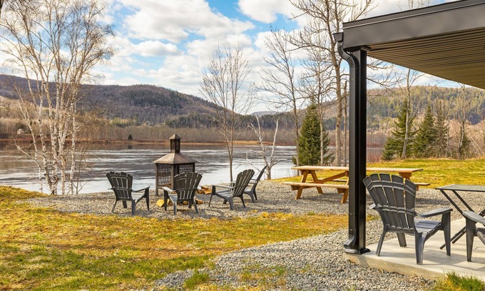 Mauricie Ski Chalet | Riverside Retreat: Chalet le Saint-Mo with Spa and Hot Tub