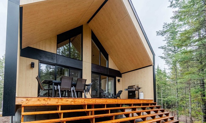 Shannon Ski Chalet | Experience Chalet Le Stockholm in Family-Friendly Shannon